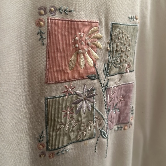 Alfred Dunner white & pastel embroidered sweater - Picture 5 of 8